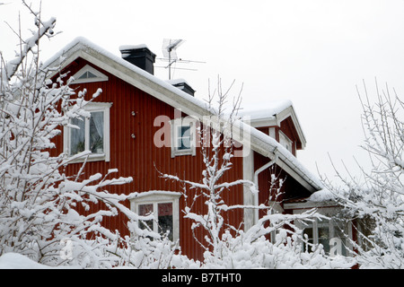 Ferienhaus mit Schnee bedeckt Stockfoto