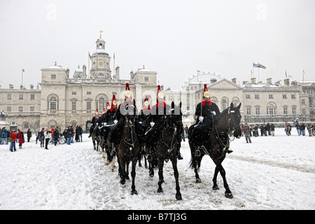 Die Household Cavalry Reiten Throug Schnee über Horseguards Parade für Aufgaben im Buckingham Palace nach einer Änderung der Garde Stockfoto