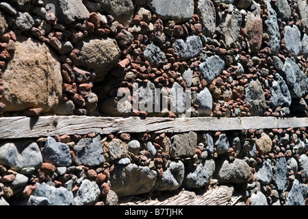 Farbigen Wand Steinen Hintergrund verlassen der alten Gebäude im Bergdorf Kakopetria, Trodos-Gebirge, South Cypru Stockfoto