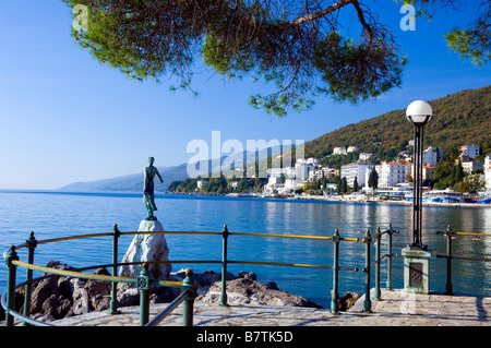 Kvarner Bucht und das Meer promenade mit der Statue der Jungfrau mit der Möwe in Opatija Kroatien Stockfoto