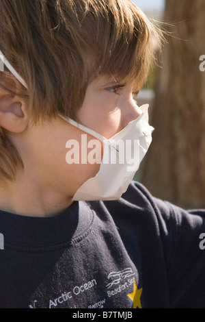 sechs Jahre alten Jungen mit einer Maske Stockfoto