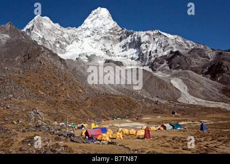 Majestätischen Amadablam Berg im Hintergrund und Bergsteiger Basislager in Khumbu-Region Everest Tal Nepal gesehen Stockfoto