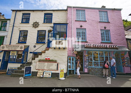 Wheelhouse family restaurant and tea shop next to pottery shop, local businesses in Polperro, Cornwall, UK Stockfoto