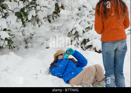 zwei Freunde in St James Park bedeckt Schnee London Vereinigtes Königreich Stockfoto
