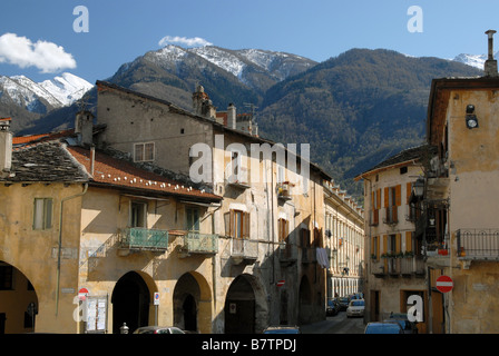 Via Martiri della Liberta von Piazza San Giusto, Susa, Piemont, Italien gesehen. Stockfoto