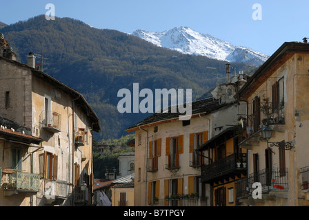 Via Martiri della Liberta von Piazza San Giusto, Susa, Piemont, Italien gesehen. Stockfoto