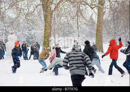 Schulkinder haben Schneeballschlacht in Kensington Gardens im Februar bedeckt Schnee SW7 London Vereinigtes Königreich Stockfoto