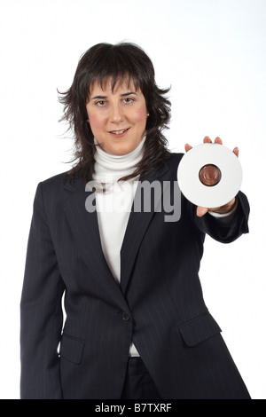 Geschäftsfrau hält eine DVD über einen weißen Hintergrund Augen im Fokus Stockfoto
