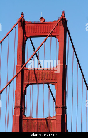 Blick auf den Südturm und Kabel von der Golden Gate Bridge in San Francisco, Kalifornien hautnah Stockfoto
