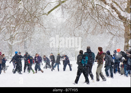 Schulkinder haben Schneeballschlacht in Kensington Gardens im Februar bedeckt Schnee SW7 London Vereinigtes Königreich Stockfoto