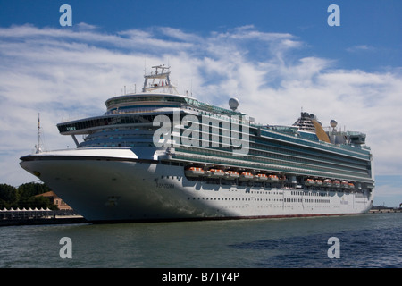 P & O Ventura im Hafen im Mittelmeer Stockfoto