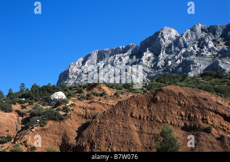 Mont Sainte-Victoire oder Sainte Victoire Gebirge & Sandstein Felsen, gemalt von Paul Cezanne, in der Nähe von Aix en Provence, Frankreich Stockfoto