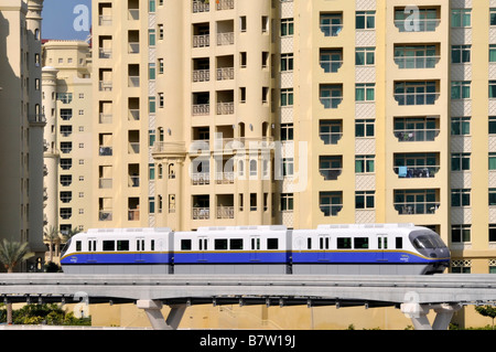 Dubai Palm Jumeirah Monorail Zug im Jahr 2009, die in den neuen Metro-Zug-Dienst vorbei Wohnblocks verbinden wird Stockfoto