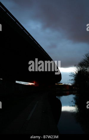 Die Westway drohend über dem Grand Union Canal bei Westbourne Green, London Stockfoto