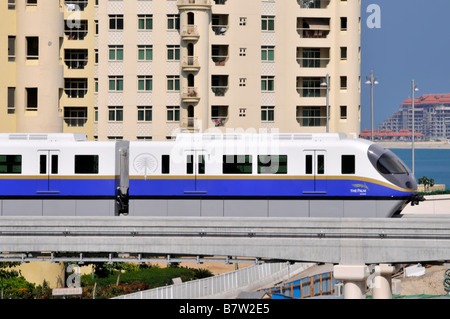 Dubai Palm Jumeirah Monorail Zug im Jahr 2009, die in den neuen Metro-Zug-Dienst vorbei Wohnblocks verbinden wird Stockfoto