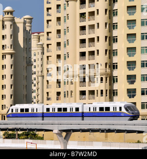 Dubai Palm Jumeirah Monorail Zug im Jahr 2009, die in den neuen Metro-Zug-Dienst vorbei Wohnblocks verbinden wird Stockfoto