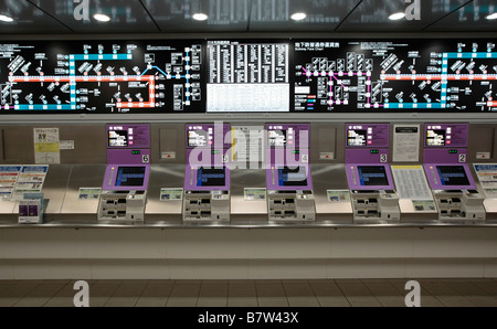 Gesamtansicht der Fahrkartenautomaten und eine Karte in einer u-Bahn-Station von Tokio. Stockfoto