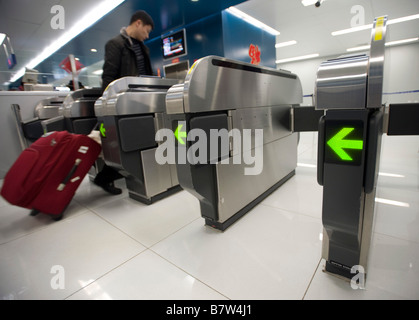 Moderne Ticket Gates am Eingang zum neuen Flughafen Express Railway führt zum neuen Flughafen in Peking China 2009 Stockfoto