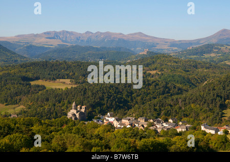 Dorf von St Nectaire in Auvergne und Ansicht des Massivs der Sancy. Frankreich Stockfoto