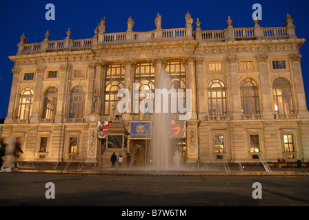 Der Brunnen vor dem Palazzo Madama in Piazza Castello, Turin, Piemont, Italien. Stockfoto