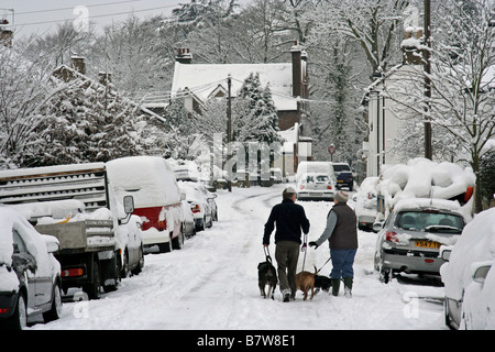 Schnee beladenen Suburban Street Stockfoto