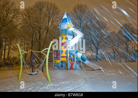 Spielplatz in einem Schneesturm, mit Licht gemalt Stockfoto