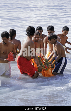 Männer, die Versenkung Ganesh Chaturthi Statue Festival Stockfoto