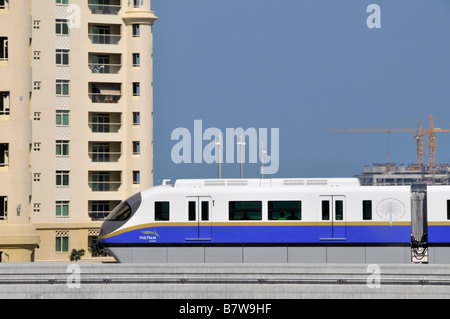 Dubai Palm Jumeirah Monorail Zug im Jahr 2009, die in den neuen Metro-Zug-Dienst vorbei Wohnblocks verbinden wird Stockfoto