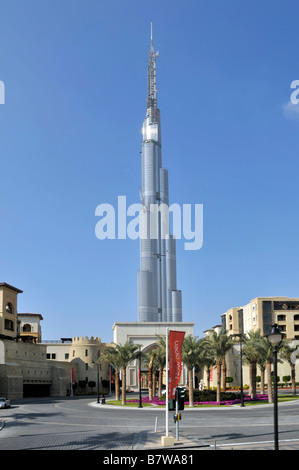 Der Burj Khalifa Gebäude in den Vereinigten Arabischen Emiraten mit Teil der Dubai Shopping Mall im Vordergrund Stockfoto