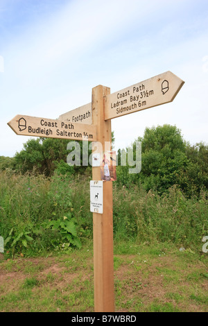 Wegweiser aus Holz auf dem South West Coast Path nahe Budleigh Salterton Devon Stockfoto