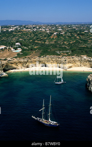 Eine Luftaufnahme von einem Schoner verankert in einer seichten Bucht vor der Algarveküste, Süd-Portugal Stockfoto