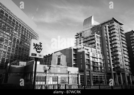 Blick auf zivile Justizzentrum, People es Museum, Leftbank Wohnungen, Spinningfields, auf dem Fluß Irwell, Manchester, UK Stockfoto