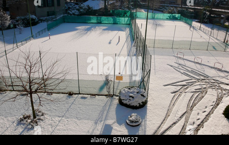 Schnee bedeckte Tennisplätze, Laveno, Italien Stockfoto