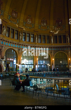 Kavarna Fantova und Hallen der alten Buchung Hlavni Nadrazi Bahnhof in Prag Tschechische Republik Europa Stockfoto