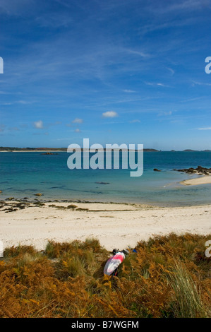 Eine einzelne Kanu liegt auf der leer weißen sandigen Strand von Pentle Bay Tresco Isles of Scilly Cornwall England UK Stockfoto