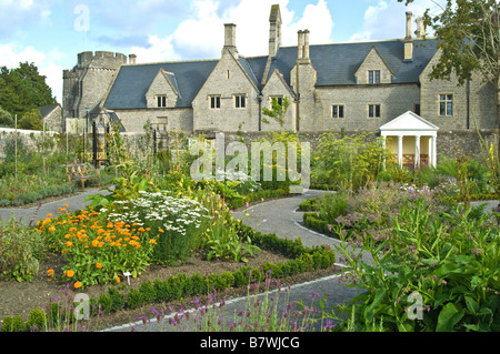 Die Physic Garden in Cowbridge South Wales zeigt das alte Jungen-Gymnasium umgebaut zu Wohnungen Stockfoto