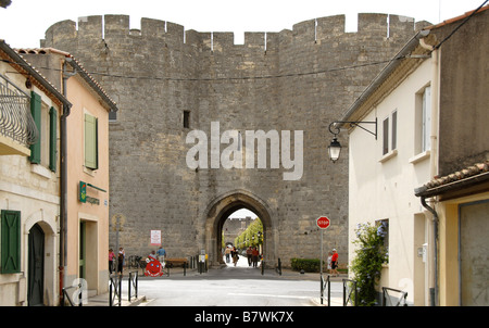 Stadttor, Burgmauer, Stadthäuser, Menschen, Aigues Mortes, Camargue, Frankreich Stockfoto