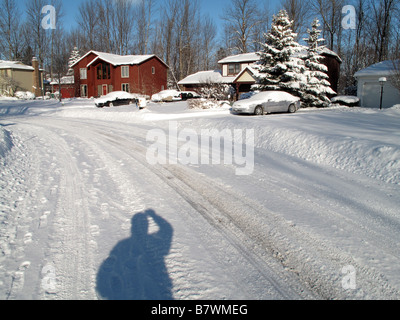 Vorort Straße nach Schneesturm. Stockfoto