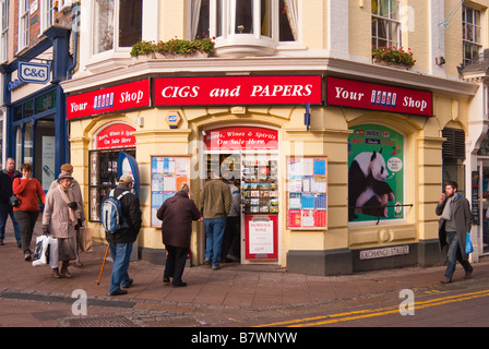 Ihr idealer shop Verkauf Cigs und Papiere, Alkohol, Süßigkeiten usw. das Stadtzentrum von Norwich, Norfolk, Großbritannien Stockfoto