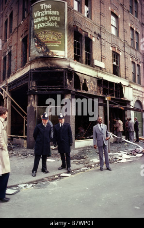 Brixton London Community Relations Officer und Polizisten brannten draußen aus Gebäude Nach Krawallen April 1981 Stockfoto