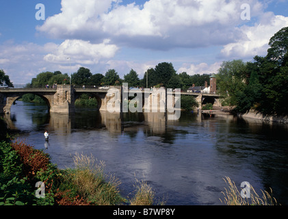Brücke überqueren Fluss Severn und Überlebende im Fluss angeln BRIDGNORTH SHROPSHIRE, ENGLAND Stockfoto