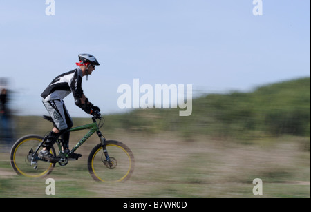 Mountain-Biker auf einem Dirt-Track-Event verrissen Foto Stockfoto