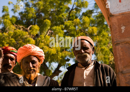 Rajasthani Männer posieren für ein Foto. Stockfoto