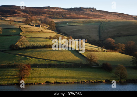 Blick über Ladybower Vorratsbehälter in Richtung Derwent Rand, Peak District National Park, Derbyshire, England Stockfoto