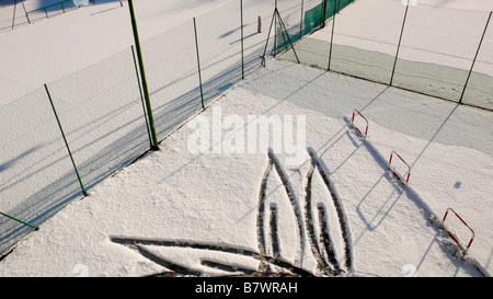 Schnee bedeckte Tennisplätze, Laveno, Italien Stockfoto