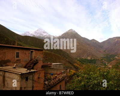 Berber Dorf in der Nähe von Imlil im Atlasgebirge, Marokko an einem bewölkten Tag Stockfoto