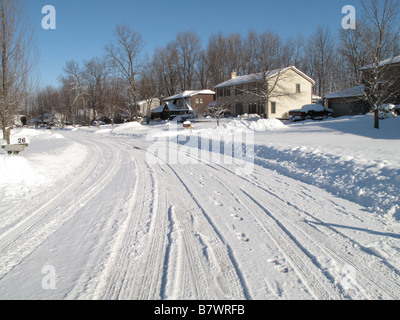 Vorort Straße nach Schneesturm. Stockfoto