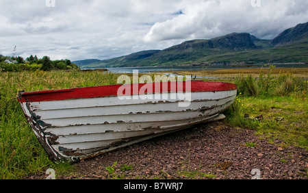 alten Beiboot an der Kishorn Bucht mit Blick auf Hügel Applecross-Nord-West-Schottland Stockfoto