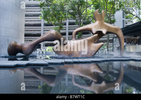 Große liegende Figur Henry Spencer Moore Raffles Hotel Singapore CBD finanzielle Bank Handelszentrum Stockfoto