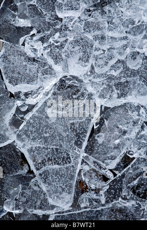 Gebrochenes Eis am Rande des Derwentwater Stockfoto